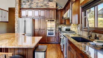 Cabin, 5 Bedrooms | Private kitchen | Fridge, oven, coffee/tea maker, toaster