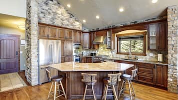 Cabin, 5 Bedrooms | Private kitchen | Fridge, oven, coffee/tea maker, toaster