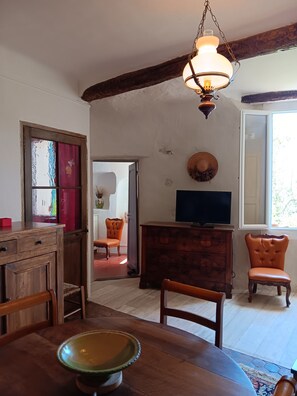 Interior - Gite La tour des remparts sur le chemin de ronde de Bargemon exp sud vue nature (BARGEMON)