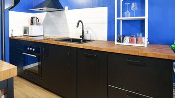 Een koelkast, een magnetron, een oven, een vaatwasser