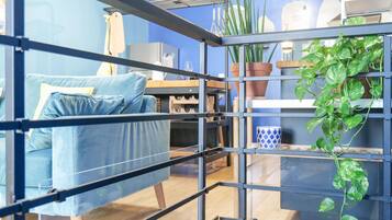 Een televisie en boeken