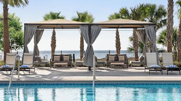 Innendørsbasseng og et oppvarmet basseng