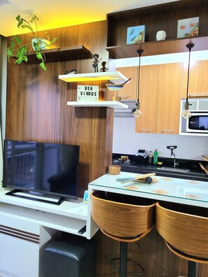 Fridge, microwave, oven, stovetop - Charming and comfortable apartment close to everything in Praia Grande (Cidade Ocian Praia Grande)