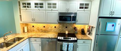 Refrigerador, microondas, horno y parrilla de estufa