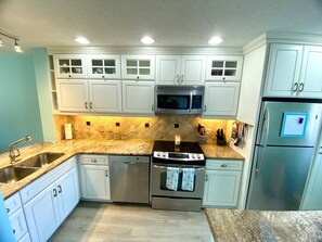 Frigorífico, microondas, horno y placa de cocina