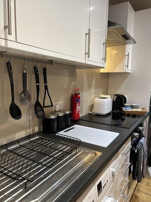 Refrigerador, horno, parrilla de estufa y tetera eléctrica 