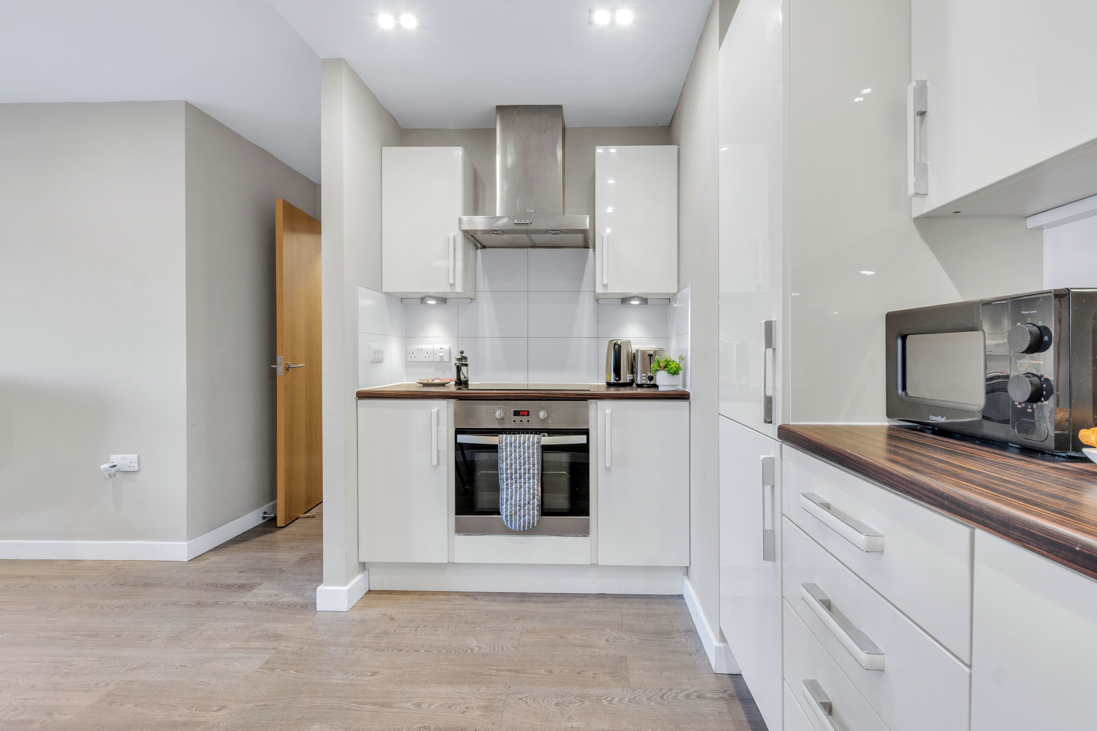 Superior Apartment, 1 Bedroom, Non Smoking, Kitchenette | Private kitchen | Fridge, microwave, stovetop, electric kettle