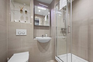 Apartment, 1 Bedroom, Non Smoking, Kitchenette | Bathroom | Towels, soap, shampoo, toilet paper
