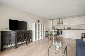 Apartment, 1 Schlafzimmer, Nichtraucher, Kochnische | Wohnbereich | 40-Zoll-Fernseher mit Satellitenempfang