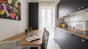 Microwave, stovetop, high chair, cookware/dishes/utensils - Italianway - Felice Venosta 31 (Milan)