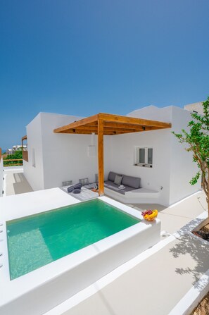 Junior Suite, Jetted Tub, Courtyard View | Jetted tub - Tre Fiori - The Retreat Suites (Santorini)