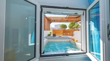 Deluxe suite, hot tub, uitzicht op binnenplaats | Kameruitzicht