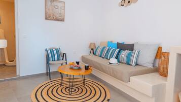 Deluxe suite, hot tub, uitzicht op binnenplaats | Woonruimte | Een smart-tv