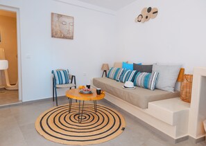 Living area - Tre Fiori - The Retreat Suites (Santorini)