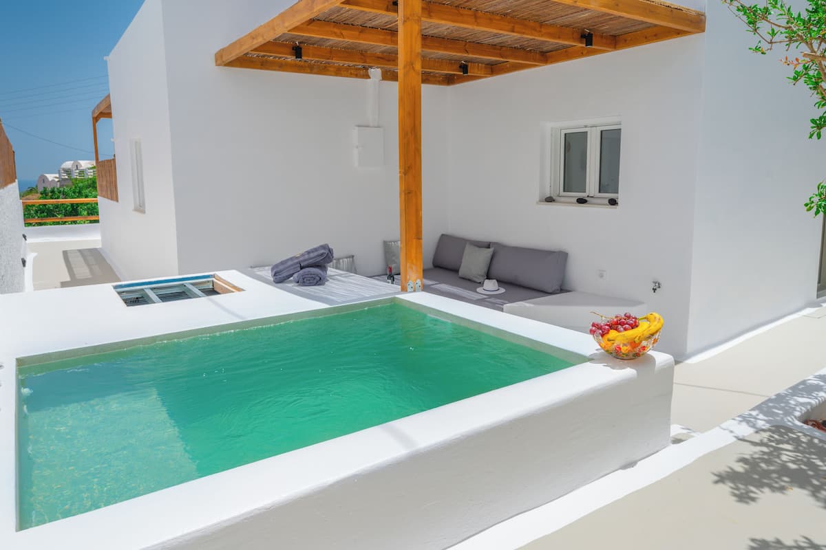 Junior Suite, Jetted Tub, Courtyard View | Jetted tub