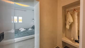 Junior Suite, Jetted Tub, Courtyard View | Wardrobe