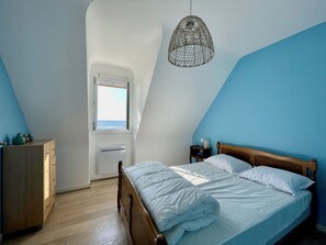 3 habitaciones y tabla de planchar con plancha