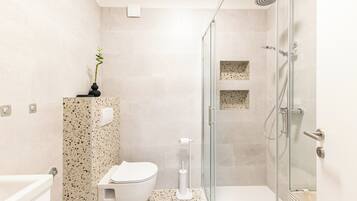 Apartment | Bathroom | Shower, free toiletries, hair dryer, towels