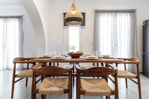 Deluxe Villa, Private Pool, Sea View | Spisning på værelset