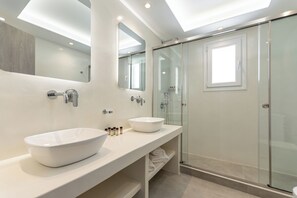 Vil·la Deluxe, 3 dormitoris, piscina privada, vistes al mar | Bany | Dutxa, capçal de dutxa tipus cascada i articles de tocador gratuïts 