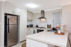 Frigorífico, microondas, horno y placa de cocina