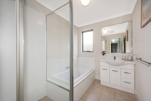 Douche, sèche-cheveux, serviettes fournies, savon