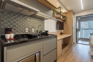 Standard Studio (528622) | Private kitchen | Microwave, cookware/dishes/utensils - 360 Ambience Vila Mariana (São Paulo)