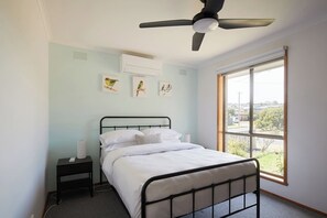 3 bedrooms, iron/ironing board, WiFi, bed sheets