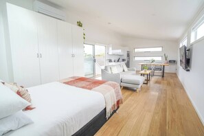 Iron/ironing board, bed sheets