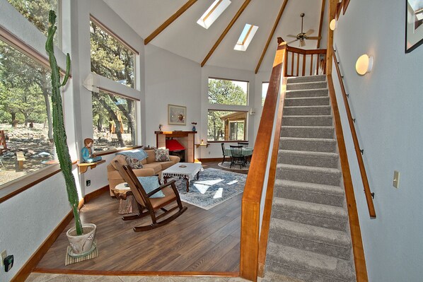 スマートテレビ、暖炉、DVD プレーヤー、書庫