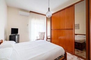 3 makuuhuonetta, silitysrauta/-lauta, ilmainen Wi-Fi, vuodevaatteet
