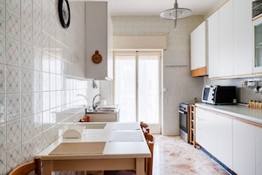 Fridge, oven, coffee/tea maker, electric kettle