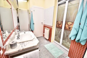 Ducha, secador de pelo, bidet, toallas