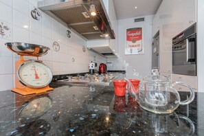 Jääkaappi, mikroaaltouuni, uuni, astianpesukone