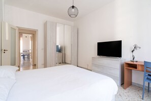 1 habitación, tabla de planchar con plancha, wifi gratis y ropa de cama