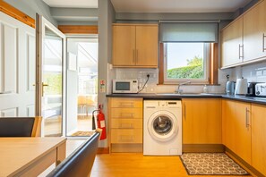 Geladeira, micro-ondas, fogão, cafeteira/chaleira