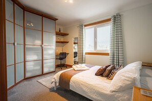 4 bedrooms, iron/ironing board, free WiFi, bed sheets