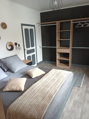 2 chambres, coffres-forts dans les chambres, fer et planche à repasser