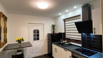 Een koelkast, een magnetron, een oven, een kookplaat