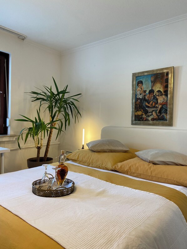 1 chambre, coffre-fort, bureau, fer et planche à repasser