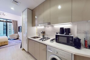 Frigorífico, microondas, placa de cocina y cafetera o tetera