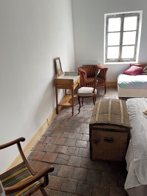 8 quartos, ferros/tábuas de passar roupa, Wi-Fi