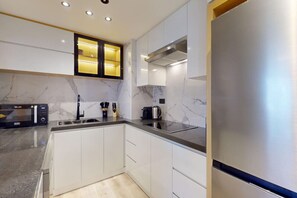 Fridge, microwave, stovetop, dishwasher