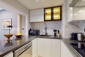 Fridge, microwave, stovetop, dishwasher