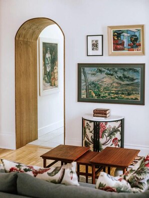 Smart TV, fireplace - Hotel Karydia, Main Street Oasis (Prince Edward)