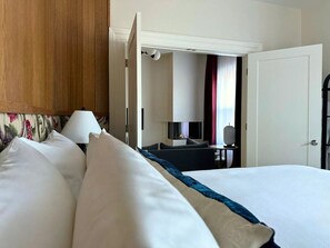 3 bedrooms, desk, WiFi, bed sheets