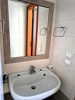 Shower, hair dryer, bidet, towels - Live & Dream Scilla Appartamento Panarea - Trilocale 2 Piano (Scilla)