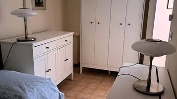 2 camere, una scrivania, ferro/asse da stiro, culla da viaggio