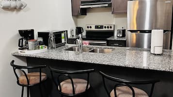 Réfrigérateur, micro-ondes, four, plaque de cuisson