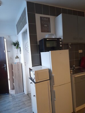 Fridge, microwave, oven, coffee/tea maker - Cozy 1-bedroom 23 m2 apartment in delightful Montpellier with WiFi (Montpellier)
